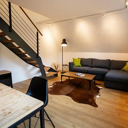 Q-Stall Apartments, Apartment Q6 * بريلون