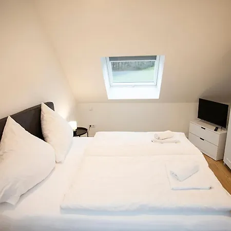 Q-Stall Apartments, Apartment Q6 * بريلون